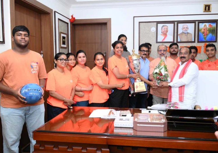 उप मुख्यमंत्री  अरुण साव से फेडरेशन कप मिक्स्ड नेटबॉल चैंपियनशिप में रजत पदक जीतने वाले खिलाड़ियों ने की मुलाकात