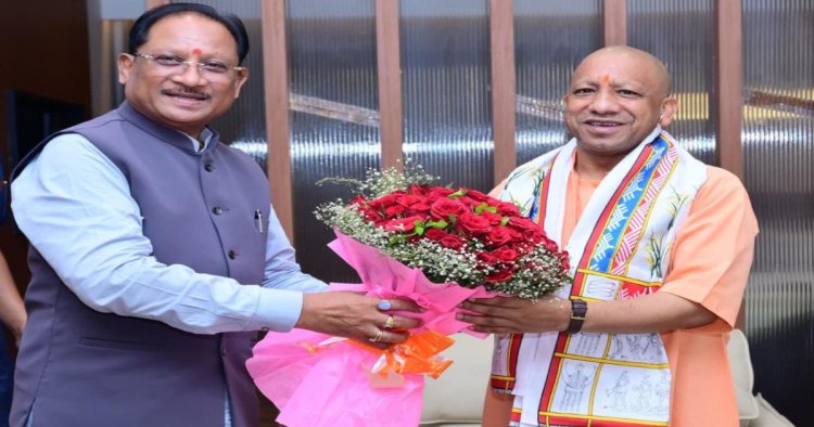 UP के मुख्यमंत्री योगी आदित्यनाथ पहुंचे बस्तर: CM साय ने किया स्वागत,मध्य क्षेत्रीय परिषद की 26वीं बैठक में होंगे शामिल 