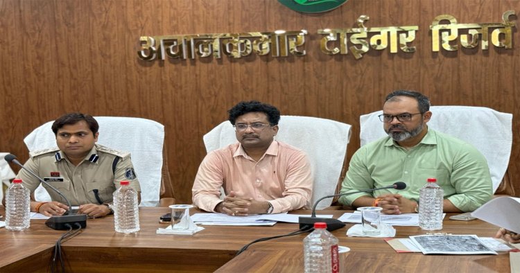 प्रमुख सचिव बोरा अचानकमार क्षेत्र का किया दौरा, शिक्षा, स्वास्थ्य और आधारभूत सुविधाओं के विस्तार को लेकर दिए निर्देश