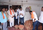 कुम्हार भाई के घर औचक मुलाकात कर जाना हालचाल, वरिष्ठ जनों का सम्मान कर भेंट किए छाते