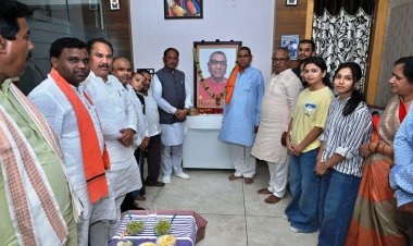 मुख्यमंत्री श्री साय ने मछुआ कल्याण बोर्ड के दिवंगत अध्यक्ष श्री मटियारा के निवास पहुंचकर दी श्रद्धांजलि परिजनों से मुलाकात कर व्यक्त की गहरी संवेदना