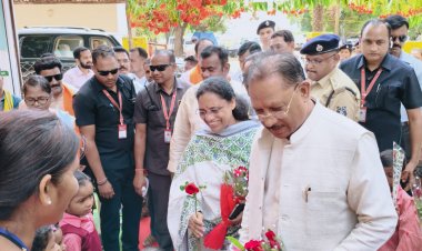 सुशासन तिहार: बड़ेकनेरा में मुख्यमंत्री ने महिला एवं बाल विकास विभाग के हितग्राहियों से किया संवाद