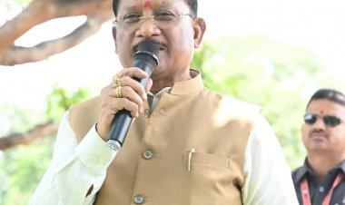  आम की छांव में मुख्यमंत्री की चौपाल : खाट पर बैठे, ग्रामीणों की सुनी बात, मौके पर दिए समाधान