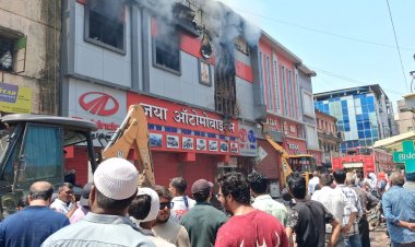 MG रोड स्थित सिंधी मार्केट के पास टायर दुकान में लगी आग।