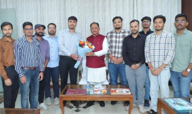मुख्यमंत्री विष्णुदेव साय ने यूपीएससी प्रारंभिक परीक्षा में सफल ट्राइबल यूथ हॉस्टल के विद्यार्थियों से की मुलाकात