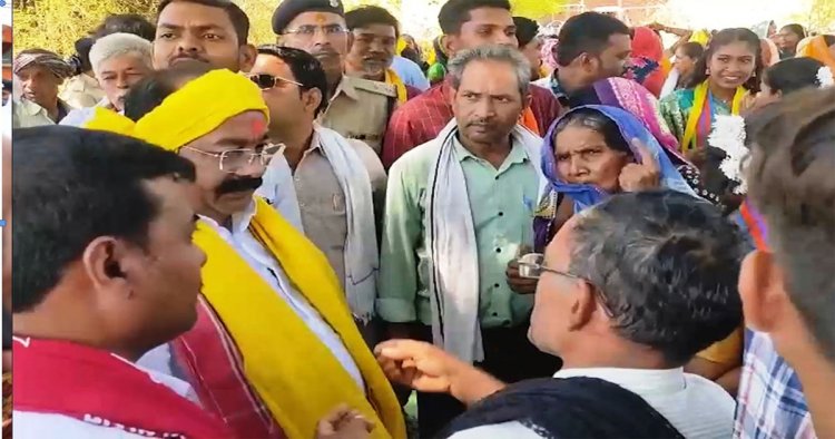 उप मुख्यमंत्री साव ने आम पेड़ के नीचे लगाई चौपाल, ग्रामीणों से योजनाओं का लिया फीडबैक