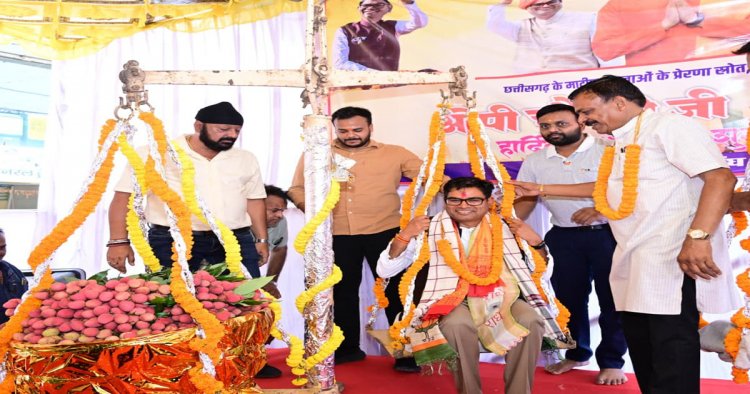 जन्मदिवस पर मौसमी फलों और लड्डू से तौले गए वित्त मंत्री ओपी चौधरी