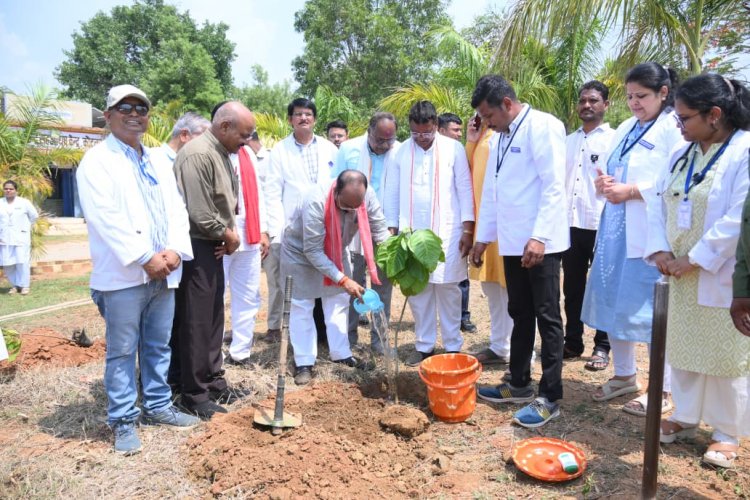  कृषि महाविद्यालय कांकेर में हुआ आयोजन, महाविद्यालय प्रांगण में प्राध्यापकों और छात्रों ने किया वृक्षारोपण, पर्यावरण संरक्षण का लिया संकल्प