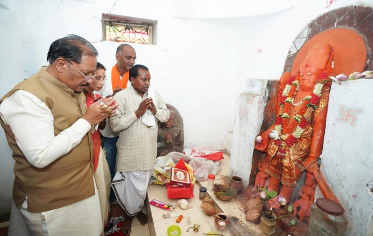 मुख्यमंत्री  विष्णुदेव साय ने ऐतिहासिक चतुर्भुज विष्णु मंदिर में की पूजा-अर्चना, प्रदेश की सुख-समृद्धि की कामना