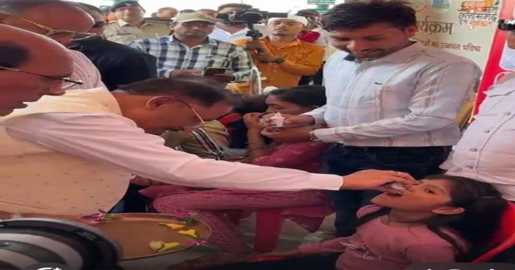 चंद्रनाहू कुर्मी-क्षत्रिय समाज के केंद्रीय अधिवेशन में मुख्यमंत्री ने बच्चों को कराया स्वर्णप्राशन