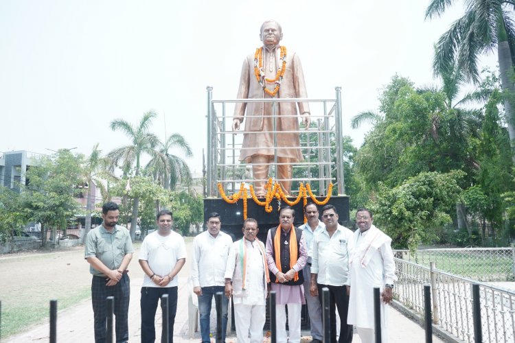 पूर्व राविप्रा अध्यक्ष स्वर्गीय  नर सिंह मण्डल को पुण्यतिथि पर निगम संस्कृति विभाग अध्यक्ष अमर गिदवानी, सतनामी समाज पदाधिकारियों ने किया सादर नमन