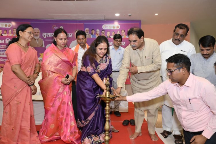 पश्चिम विधायक राजेश मूणत और महापौर मीनल चौबे सहित निगम आयुक्त, पार्षदगण पहुँचे सुशासन तिहार शिविर