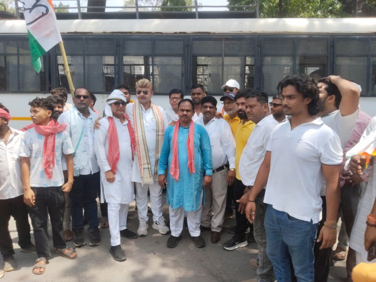कांग्रेस नेता त्रिलोक श्रीवास के नेतृत्व में सैकड़ो कांग्रेस जन कलेक्टोरेंट घेराव में शामिल,,