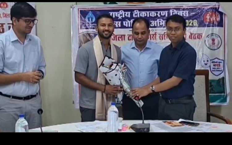 इंडिया ‘A’ टीम में चयनित युवा क्रिकेटर आयुष पांडे का कलेक्ट्रेट में सम्मान