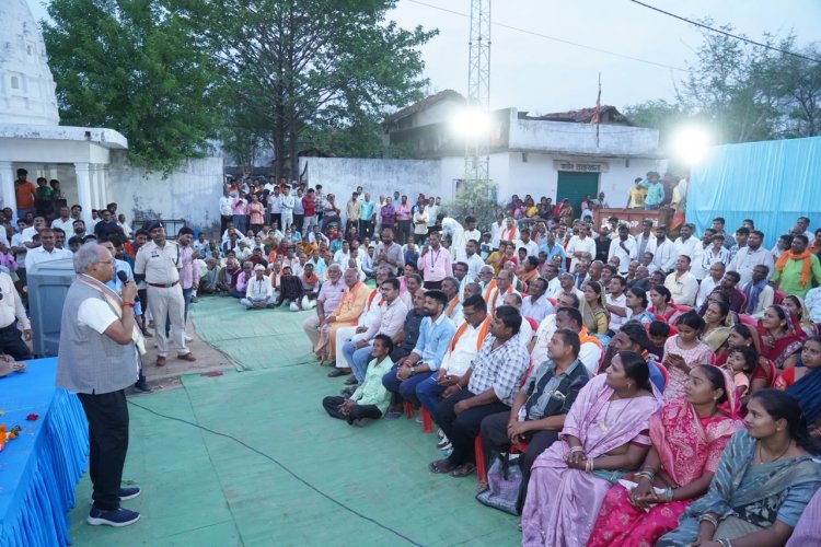 माइक लेकर जनता के बीच पहुंचे सांसद बृजमोहन, क्यों "घर-घर नल लगे हैं कि नहीं?"