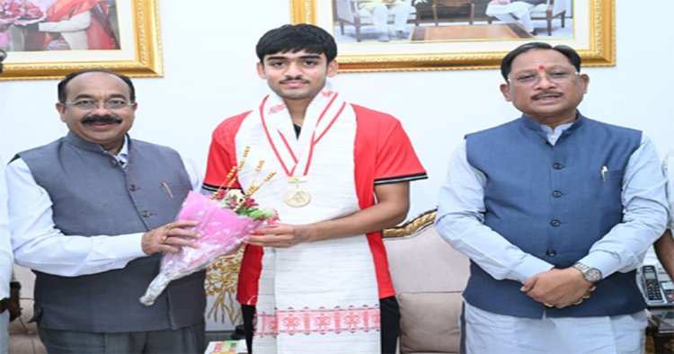 अंडर-18 एशिया कप विजेता हॉकी खिलाड़ी अवि मानिकपुरी ने मुख्यमंत्री साय से की सौजन्य भेंट