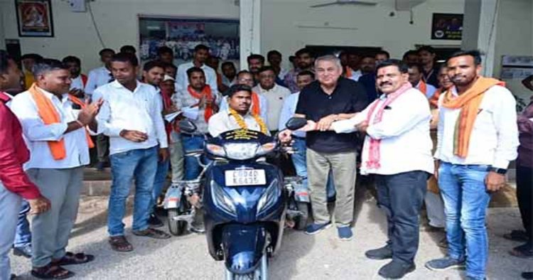 उप मुख्यमंत्री शर्मा की संवेदनशील पहल से दिव्यांग जीवराखन पटेल को मिली स्कूटी, एक दिन में पूरी हुई मांग