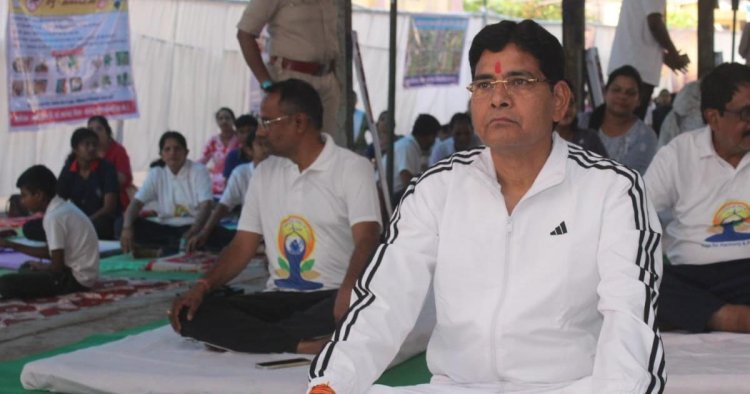 छत्तीसगढ़ महतारी और भगवान धनवंतरि की वंदना से सारंगढ़ में योग दिवस का शंखनाद