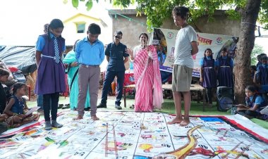 सपेरा बस्ती के बच्चो ने खेली बाल अधिकारों पर सांप सीढ़ी