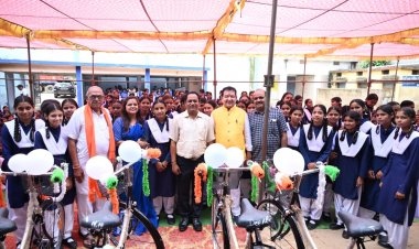 विधायक डॉ. संपत अग्रवाल की पहल लाई रंग: बसना कन्या शाला बनेगा स्वामी विवेकानंद उत्कृष्ट विद्यालय, मिली 33.33 लाख की सौगात