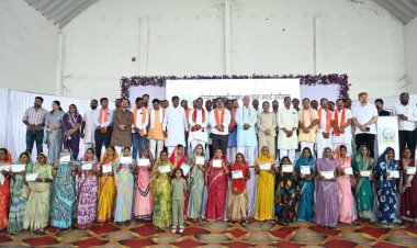 उप मुख्यमंत्री  विजय शर्मा ने किसानों को वितरित किए शेयर प्रमाण पत्र