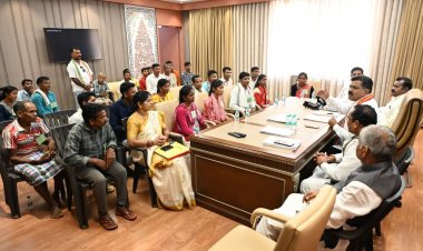 उप मुख्यमंत्री  विजय शर्मा ने नक्सल प्रकरणों की वापसी को लेकर बस्तर के युवाओं से की मुलाकात