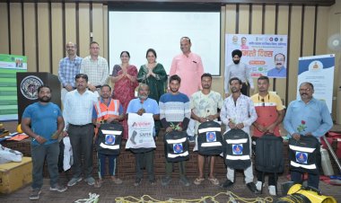 महापौर मीनल चौबे, सभापति सूर्यकांत राठौड, स्वास्थ्य विभाग अध्यक्ष गायत्री सुनील चंद्राकर ने सफाई मित्रों को पीपीई किट प्रदत्त किए, प्रत्येक जोन को 20 पीपीई किट प्रदाय