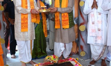 श्री डेका एवं मुख्यमंत्री  साय ने भगवान जगन्नाथ की पूजा अर्चना कर ‘छेरा-पहरा‘ की रस्म निभाई।