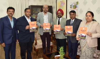 राज्यपाल श्री डेका को प्रमुख लोकायुक्त  उबोवेजा ने आयोग का वार्षिक प्रतिवेदन सौंपा