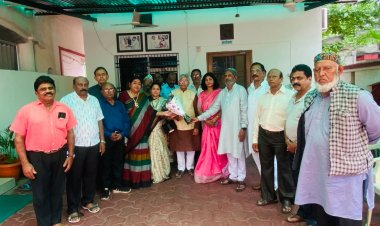 सेवा निवृत्त कर्मचारी कल्याण संघ, भिलाई ने पूर्व विधानसभा अध्यक्ष धरमलाल कौशिक से सौजन्य भेंट कर सौंपा ज्ञापन  