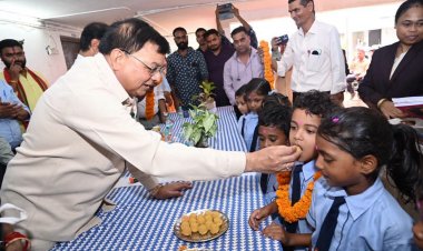 शाला प्रवेशोत्सव में उद्योग मंत्री  लखनलाल देवांगन ने किया विद्यार्थियों का आत्मीय स्वागत