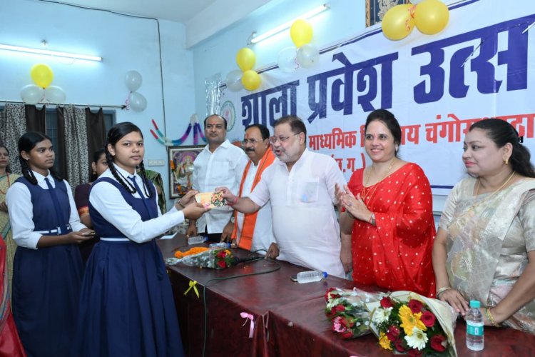 हरी ठाकुर शासकीय उ.मा. शाला चंगोराभाठा में शाला प्रवेश उत्सव में सम्मिलित हुए रायपुर दक्षिण विधायक सुनील सोनी व महापौर मीनल चौबे, पार्षद श्रीमती दुर्गा यादराम साहू