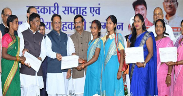 मुख्यमंत्री साय ने जशपुर के वन धन विकास केंद्र पंचक्की की महिला स्व-सहायता समूह को किया सम्मानित