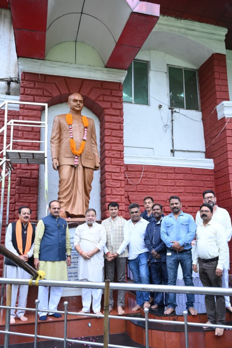 पूर्व केन्द्रीय मन्त्री डॉ श्यामा प्रसाद मुखर्जी का जयन्ती पर  विधायक सुनील सोनी, सभापति सूर्यकान्त राठौड़,अमर गिदवानी, गणमान्यजनों ने किया सादर नमन