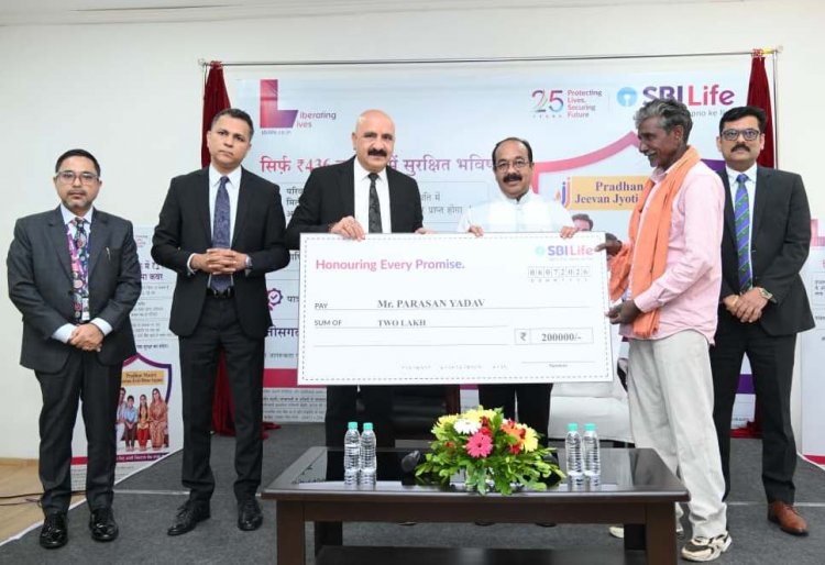 उप मुख्यमंत्री  अरुण साव ने प्रधानमंत्री जीवन ज्योति बीमा योजना के पोस्टर का किया विमोचन