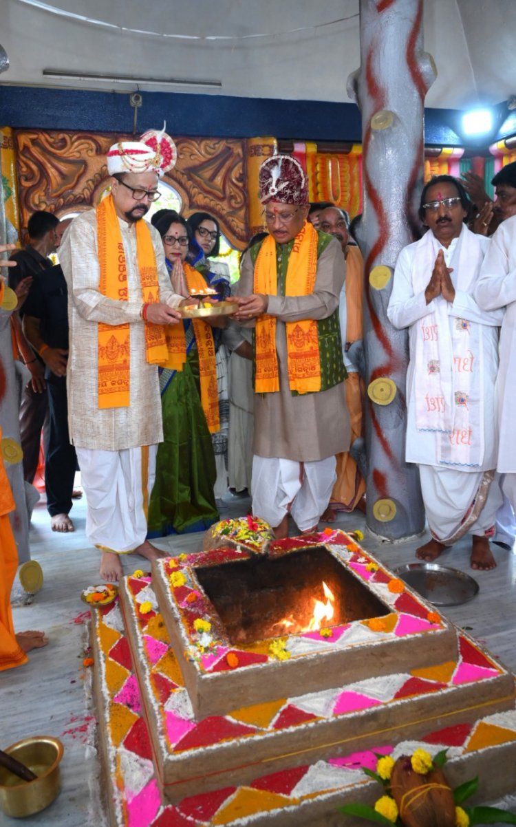 श्री डेका एवं मुख्यमंत्री  साय ने भगवान जगन्नाथ की पूजा अर्चना कर ‘छेरा-पहरा‘ की रस्म निभाई।