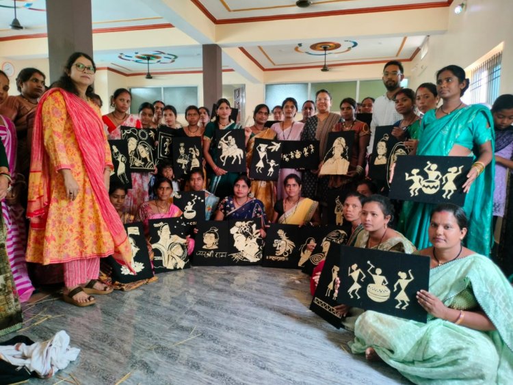 आत्मनिर्भरता की ओर बढ़ते कदम : बलौदाबाजार में समूह की 40 महिलाओं को मिला धान और पैरा आर्ट का प्रशिक्षण