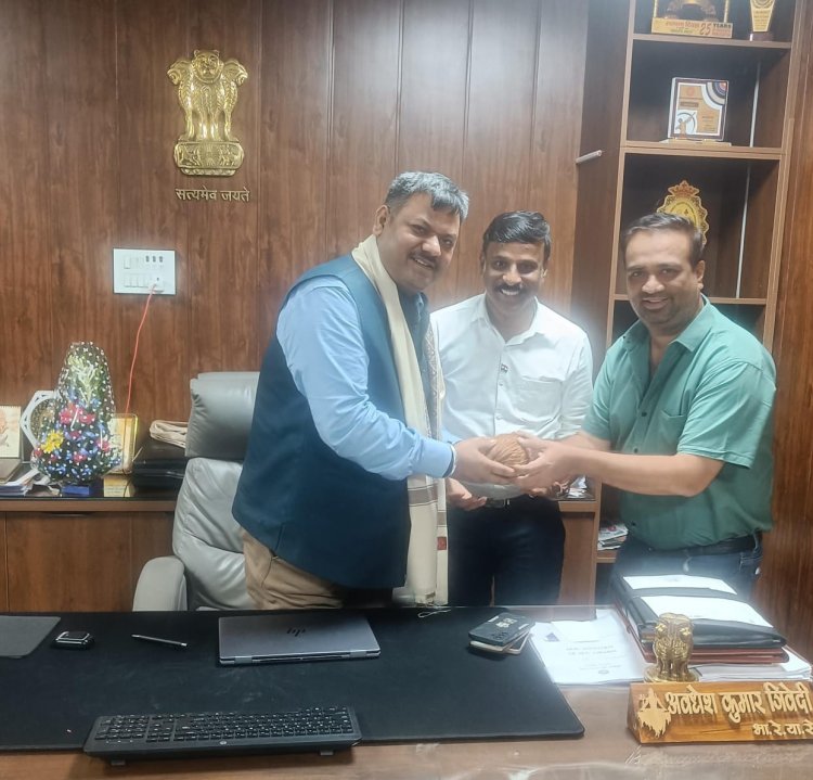 SECR के वरिष्ठ वाणिज्य अधिकारी अवधेश कुमार त्रिवेदी का चेम्बर ऑफ कॉमर्स ने किया भव्य नागरिक अभिनंदन