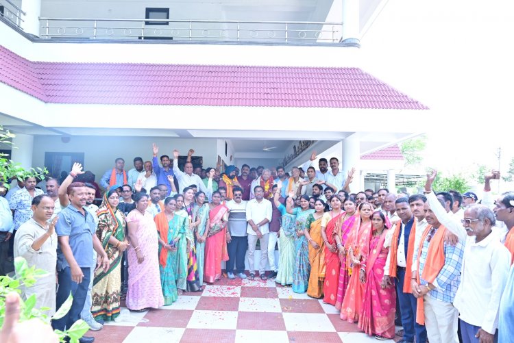 बिल्हा विधानसभा के कार्यकर्ताओं ने "उत्कृष्ट विधायक 2025" सम्मान पर विधायक धरमलाल कौशिक को दी बधाई  
