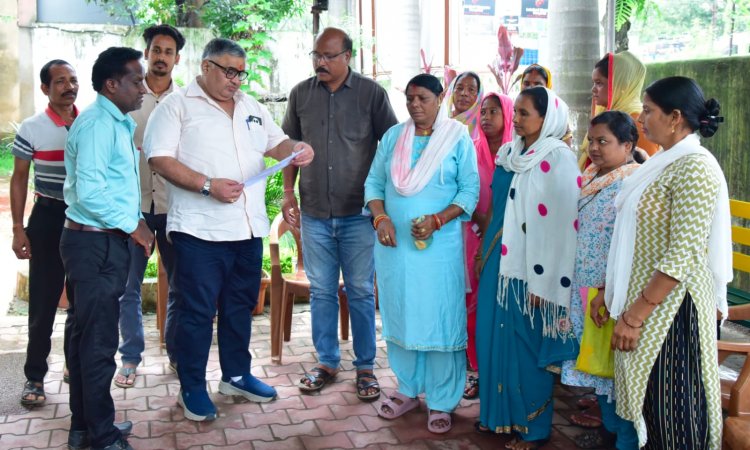 जनदर्शन में पर्यटन एवं संस्कृति मंत्री  राजेश अग्रवाल ने सुनीं लोगों की समस्याएं, त्वरित समाधान के दिए निर्देश