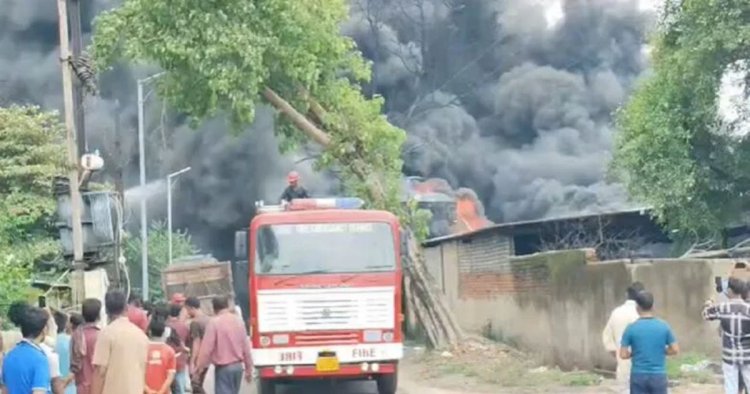 CG - कार्बन फैक्ट्री में लगी भीषण आग, आसमान में उठा काले धुएं का गुब्बारा, मंजर देख फैली दहशत