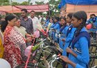 सरस्वती साइकिल योजना अंतर्गत मोहलई में 42 छात्राओं को मिली साइकिल
