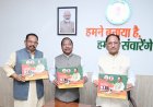 मुख्यमंत्री ने संसदीय संकुल विकास परियोजना मिनवाखाड़ पर आधारित पुस्तक का विमोचन किया