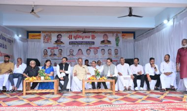 राजेश मूणत ने 10वीं एवं 12वीं बोर्ड में मेरिट में आने वाले विद्यार्थियों को स्कूटी देने एवं 90 प्रतिशत अंक लाने वाले विद्यार्थियों को 10-10 हजार रूपये प्रोत्साहन पुरस्कार देने की घोषणा की