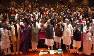पीएम मोदी संग एनडीए सांसदों की मंगल मिलन बैठक, तिरंगा लहराकर दिया एकजुटता का संदेश