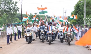 विधानसभा चौक से खरोरा तक 'तिरंगामय' हुआ धरसींवा; विधायक अनुज शर्मा की अगुवाई में 20 गांवों से गुजरी भव्य शौर्य यात्रा