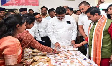 विष्णुभोग की खुशबू और बहनों के हुनर से सजी खास राखी, बिहान समूह की महिलाओं ने केंद्रीय राज्य मंत्री तोखन साहू को भेंट किया विष्णुभोग चावल और धान से बनी राखी…