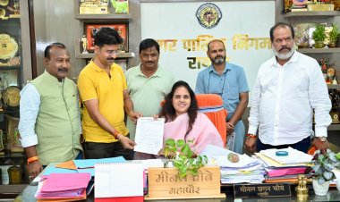 अशोका रतन रेसीडेंसीयल को आपरेटिव सोसायटी शंकर नगर के रहवासियों ने महापौर मीनल चौबे से मिलकर अशोका रतन परिसर में शीघ्र जल संकट दूर करने किया अनुरोध