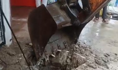 पार्षद ने जेसीबी से तुड़वाए नालियों के पाटे