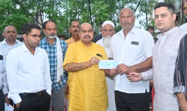 विधायक पुरन्दर मिश्रा ब्लू वाटर हादसे में मृत युवक मोहम्मद आदिल के मौदहापारा स्थित घर पहुंचे